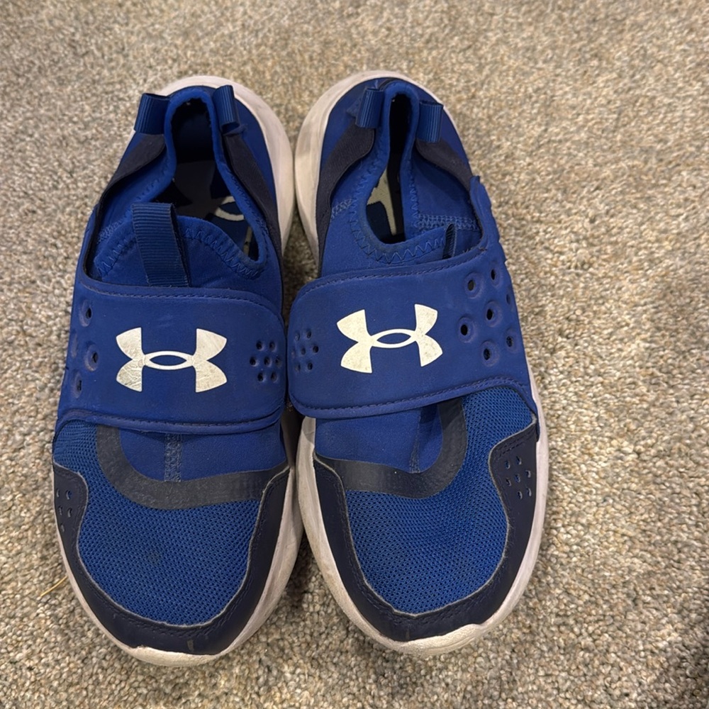 Boys Under Armour shoes-size 7Y